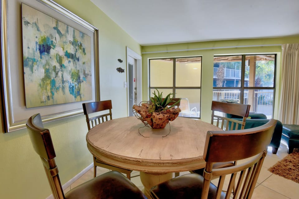 Sandpiper 10A Dining Area