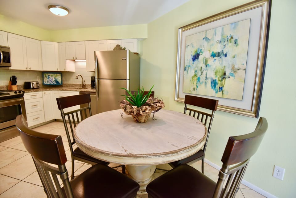 Sandpiper 10A Dining Area