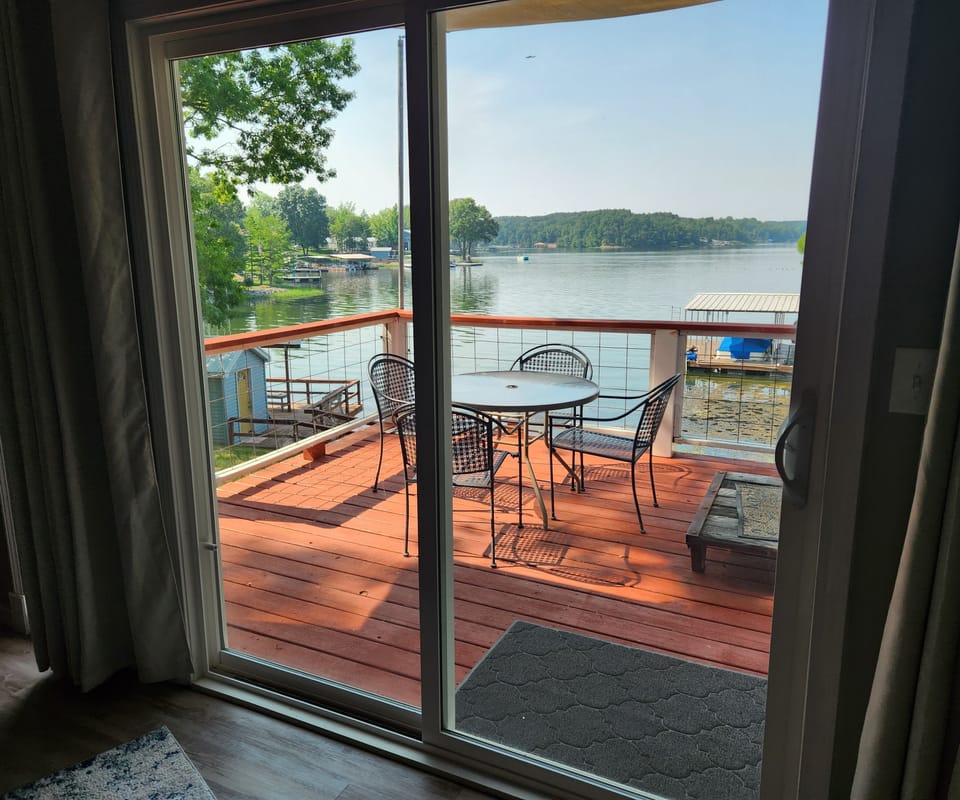 livingroom lake view