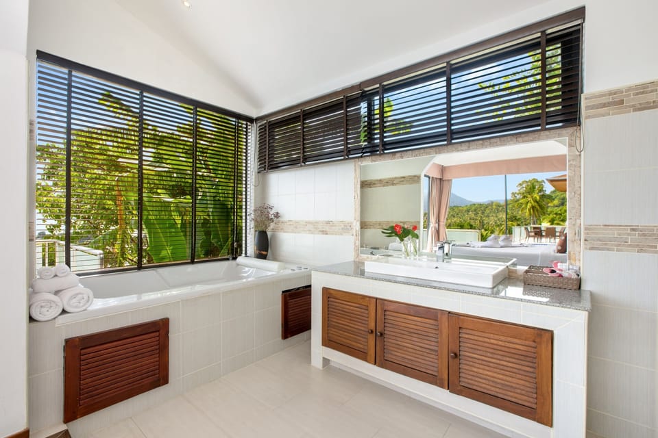 Sunny Banks: 4 Bed Sea View Villa