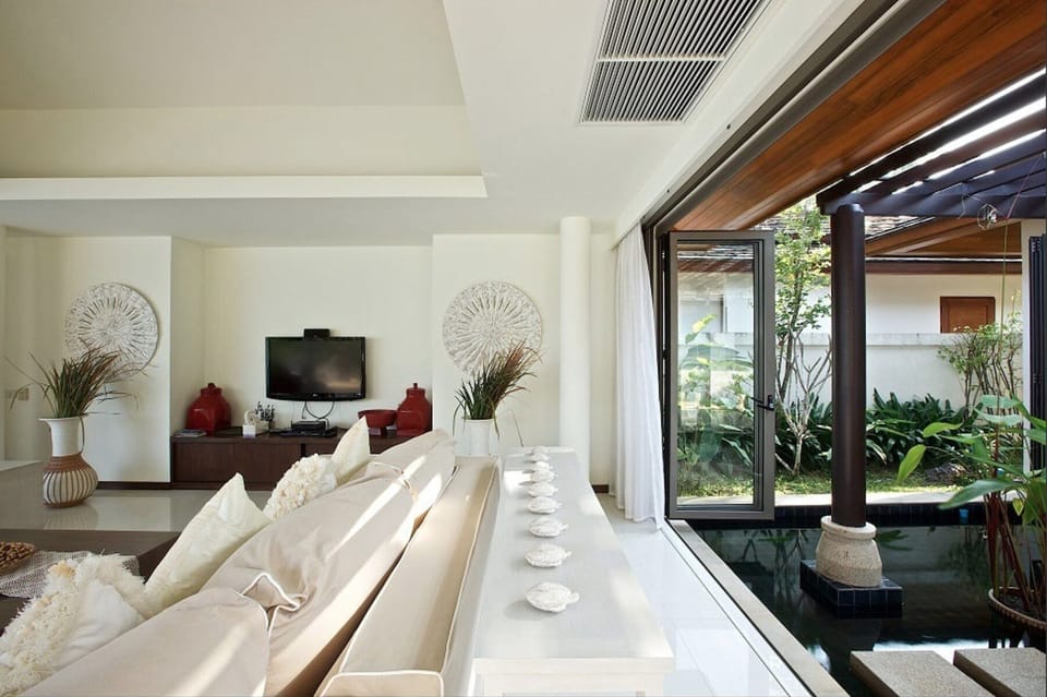 Open-plan indoor living area with sofa, smart TV and satellite TV, BOSE speakers