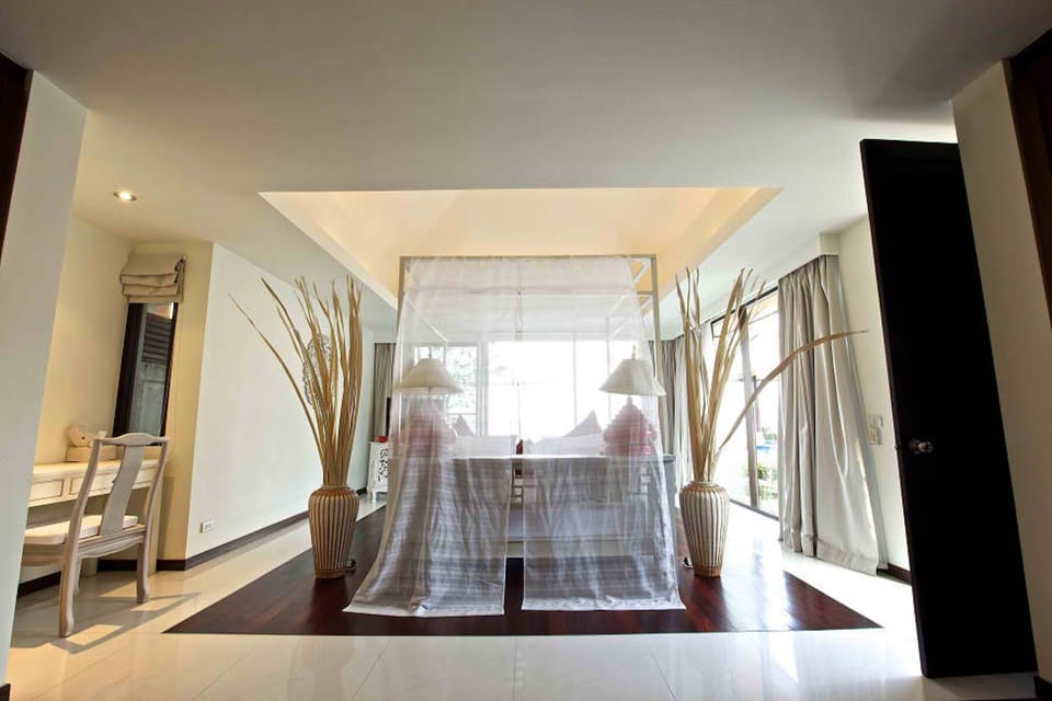 All bedrooms have TV, DVD
player, safety deposit box, and air conditioning units