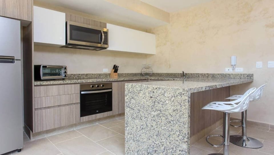 Fully-equipped kitchen & breakfast bar!