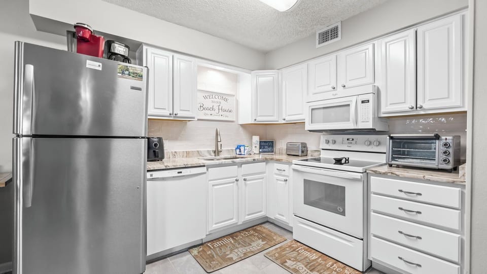 Sandpiper 3C - Fully equipped kitchen with a coffee maker, toaster, and refrigerator for convenient meal preparation.