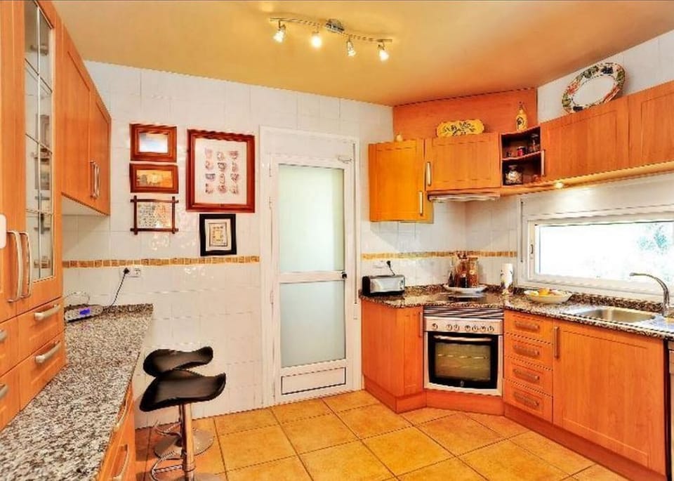Fitted kitchen