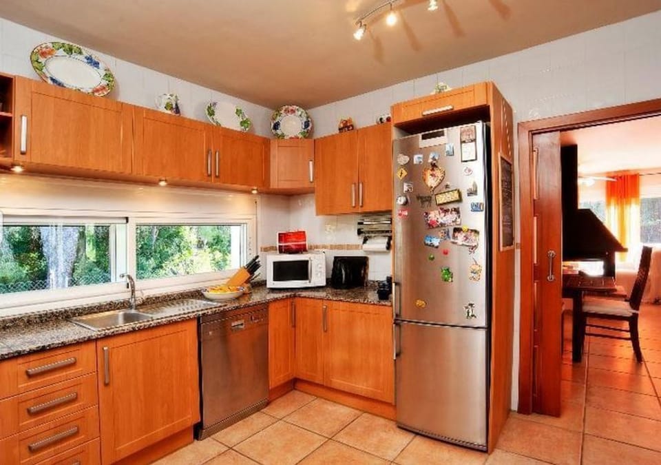 Spacious kitchen with dishwasher