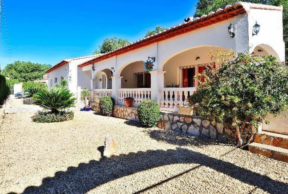 Large private grounds around the villa and covered terrace/naya