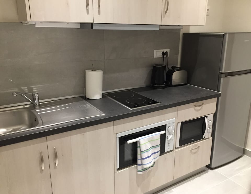 Fully fitted kitchen