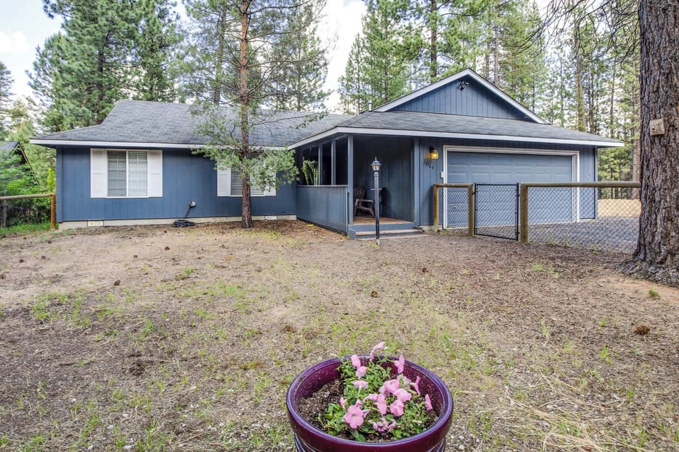 The front of the home has a large fenced in space for your any dogs you are traveling with. 