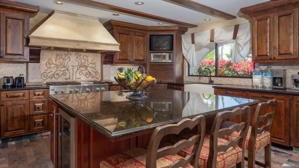 Casa Mi Corazon - Kitchen space and breakfast bar