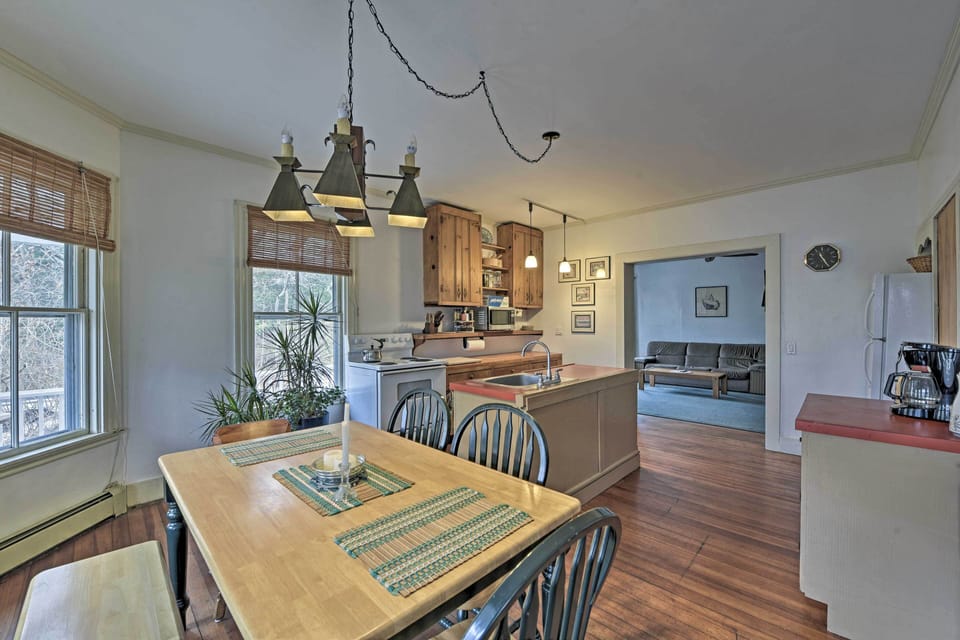 Dining Area | Dishware/Flatware Provided