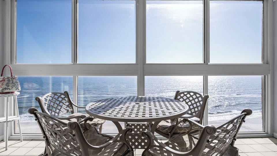 Edgewater West 95 - Sunroom overlooking the Gulf.