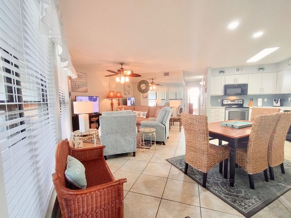 Sandpiper 10B Living Area