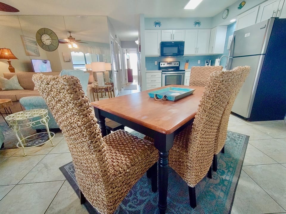 Sandpiper 10B Dining Area