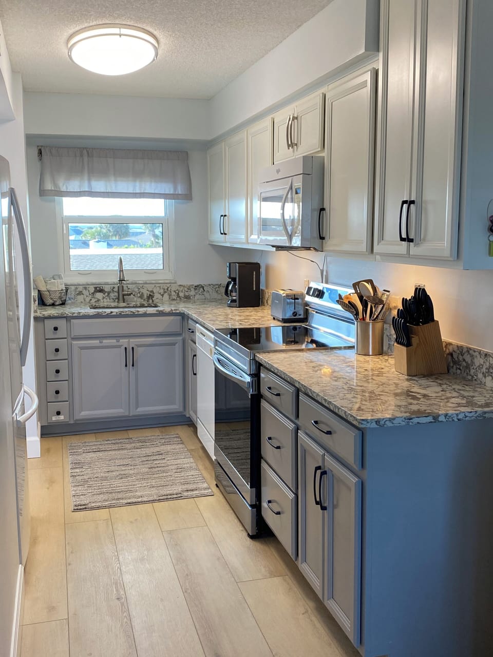 Beautiful kitchen. French door refrigerator with ice maker. Fully equipped!!