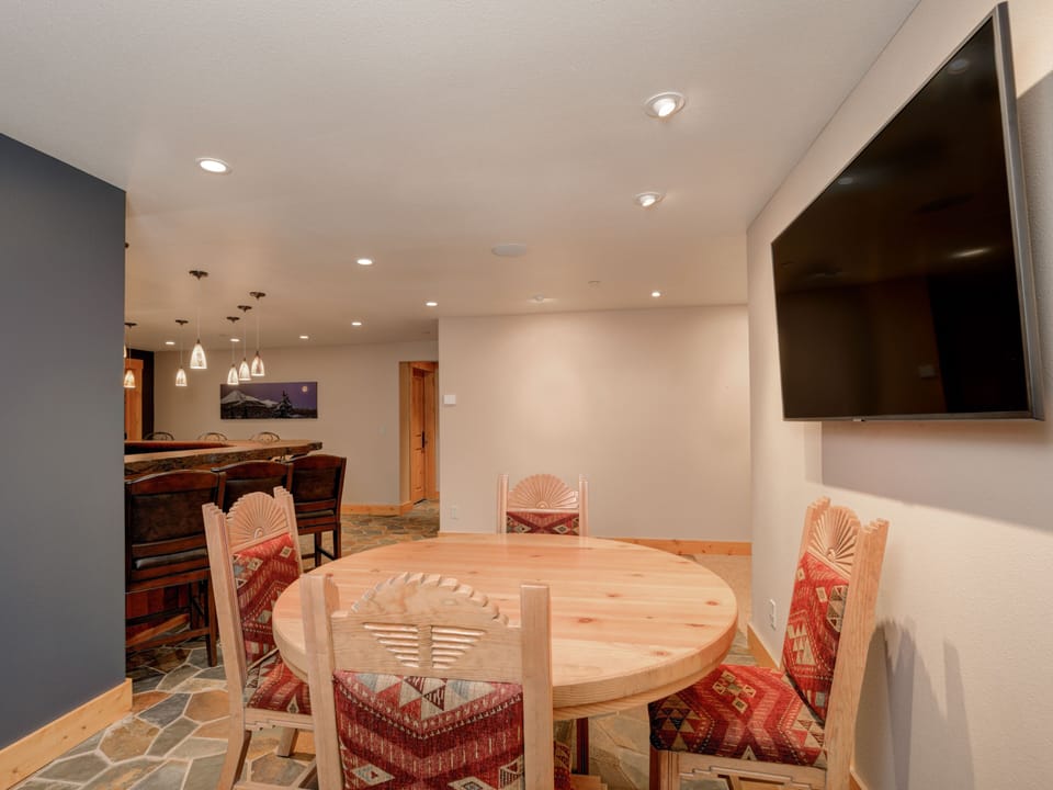 Red Feather Lodge, Den, 6