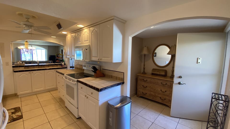 Kitchen/foyer