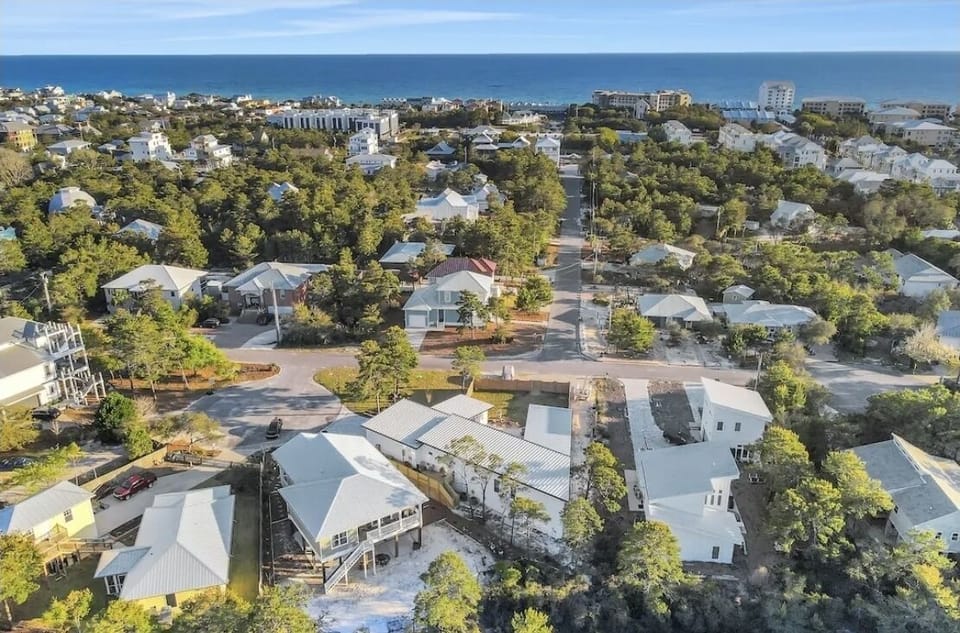 10 mins walk to beach from cottage