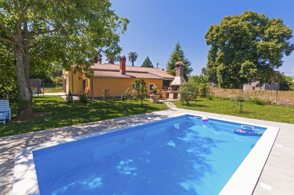 Private green garden, private pool and only 9 kn from the beach