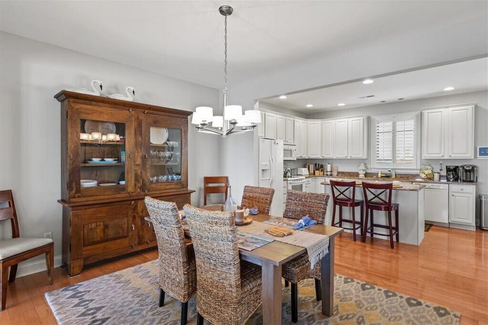 Third floor:  Dining area.  Seating for six.