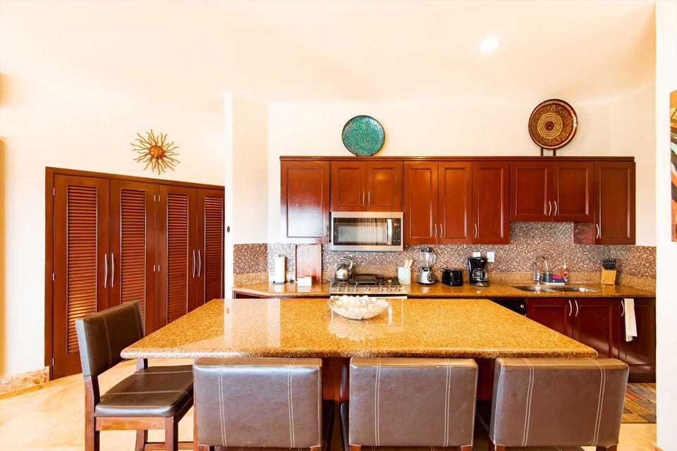 Kitchen with breakfast bar & stools