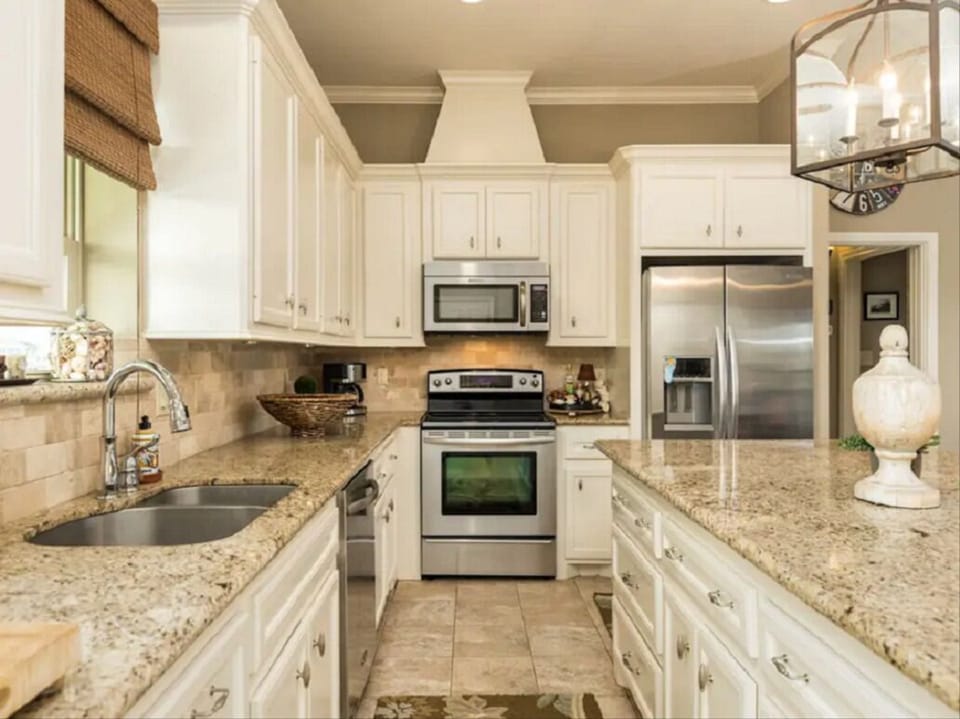 Fully stocked kitchen!