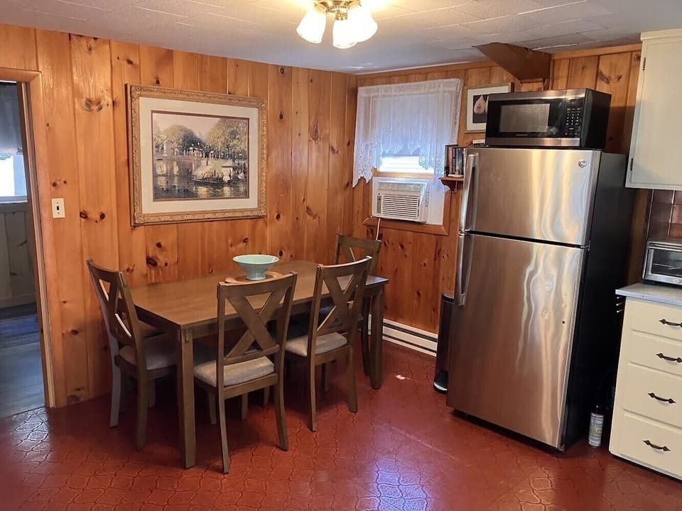 Dining area beside kitchen 