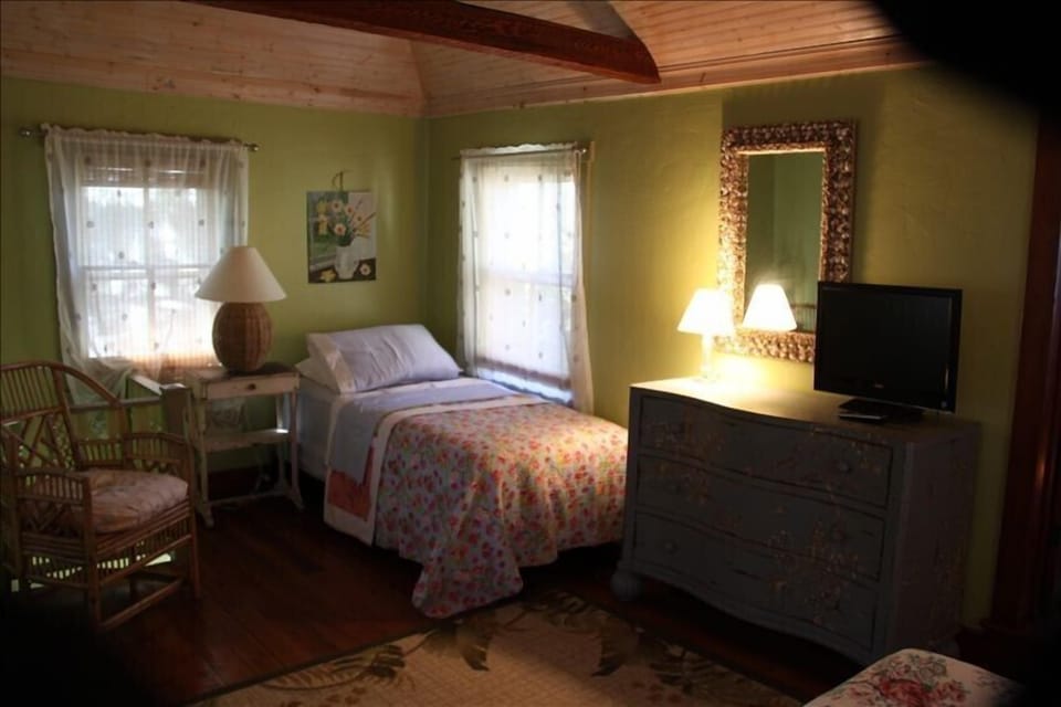 Additional Twin bed in the Queen Bedroom