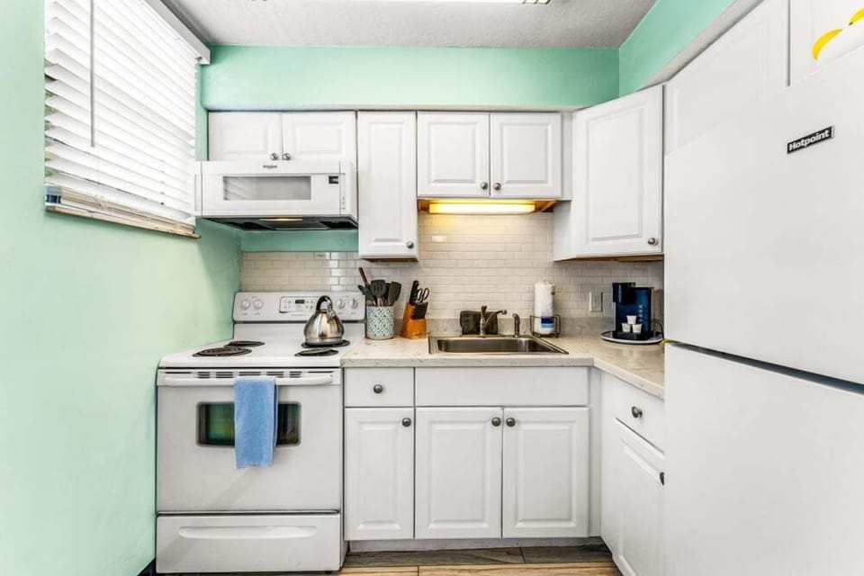 Fully Equipped Kitchen – Includes fridge, stove, oven, microwave, and Keurig coffee maker.