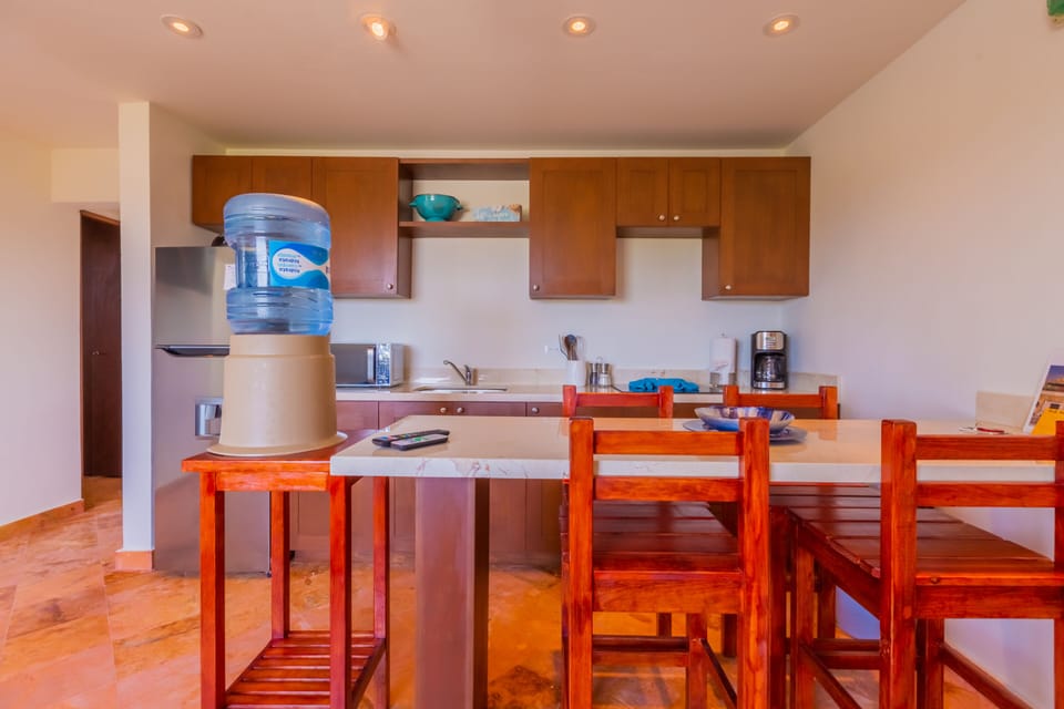Living area with TV, full kitchen and kitchen bar