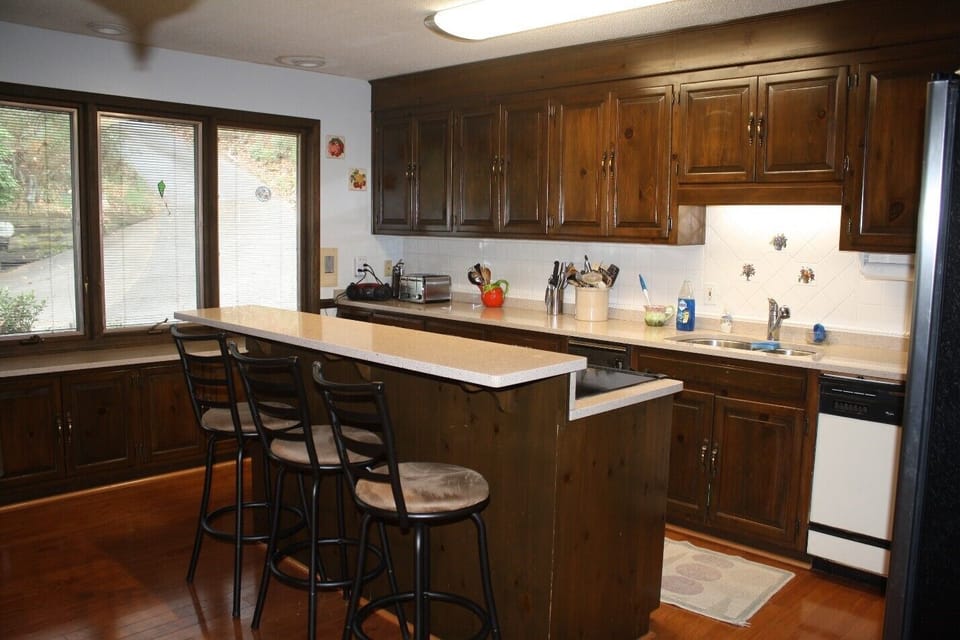 Island stove, 3 bar seats, lots of counter space.
