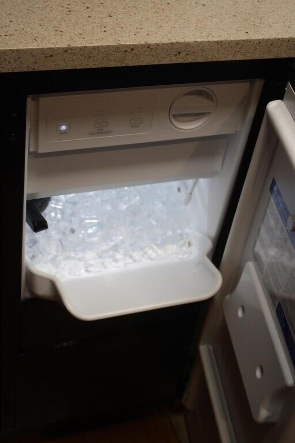25 lb ice maker under the counter in kitchen.