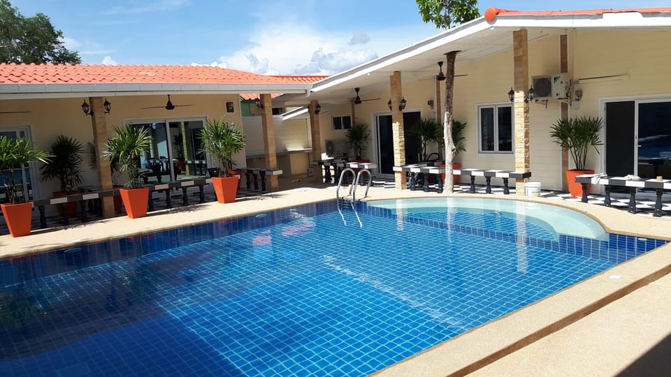 na jomtien big pool villa