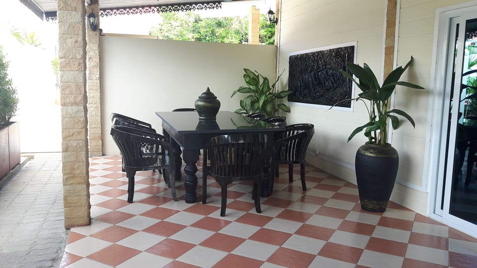 na jomtien big pool villa