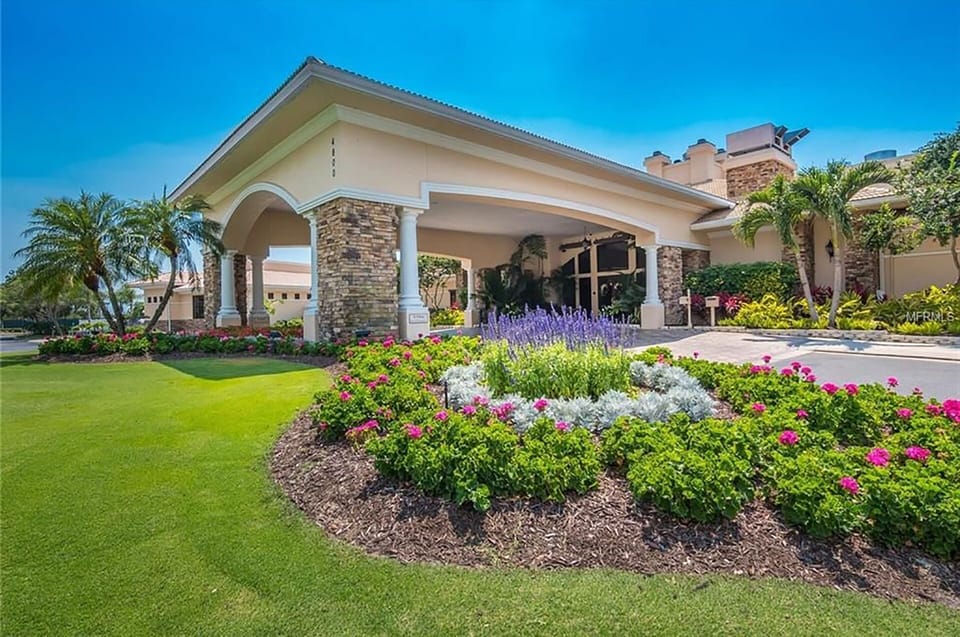 Heritage Oaks Country Club entryway 