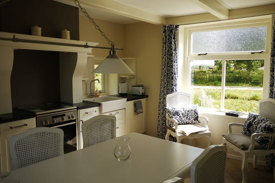 Kitchen with gourmet corner