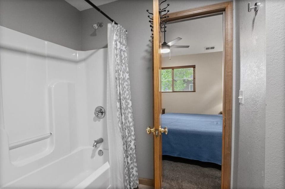 Upper level Jack & Jill bathroom