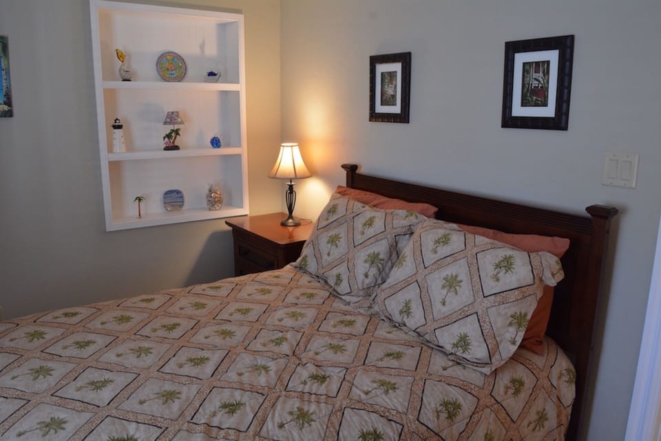 2nd Bedroom with Queen Bed