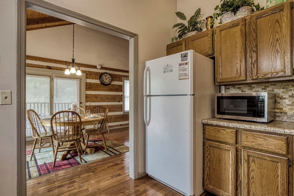 Pigeon Forge Log Cabin "Pleasant View" - Kitchen and dining room
