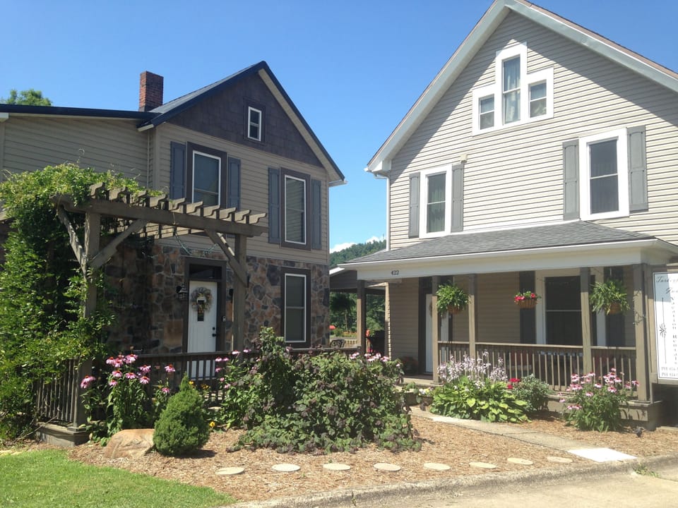 Front view if the Inn from the street. 