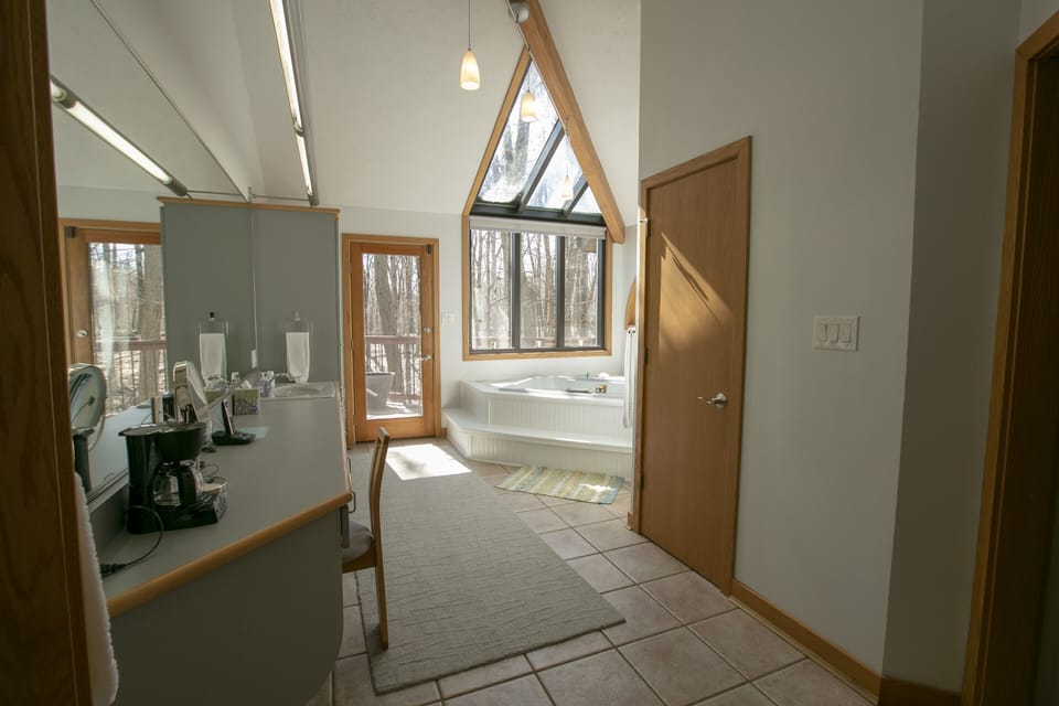 Master bath with deep soaking 
tub (no jets)
