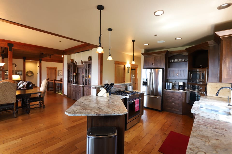 Kitchen showing peninsula, great for food prep and serving