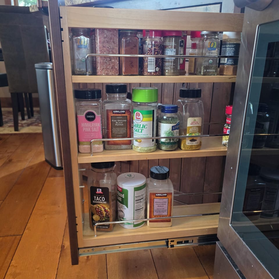 Pull-out spice rack with many common spices provided