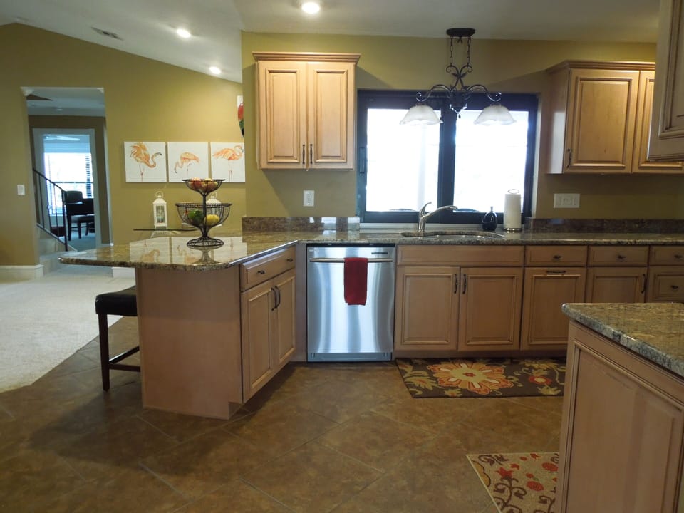 Fully Equipped Kitchen w/ breakfast bar seating for 2