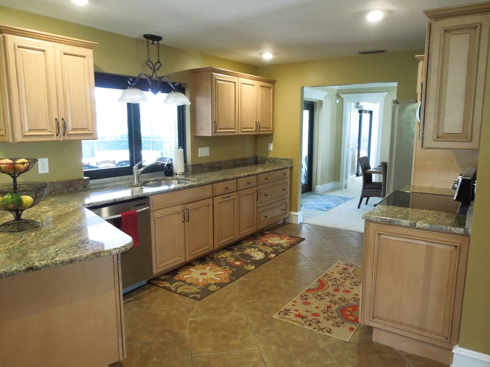 Fully Equipped Kitchen w/ breakfast bar seating for 2