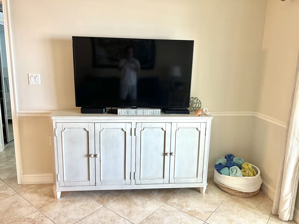 Equipped with ROKU streaming services.  Login to your own streaming services or watch a variety of free tv and movies through ROKU. Catch your favorite show or movie in the evening.  Beach towels shown in basket for Guest to use.