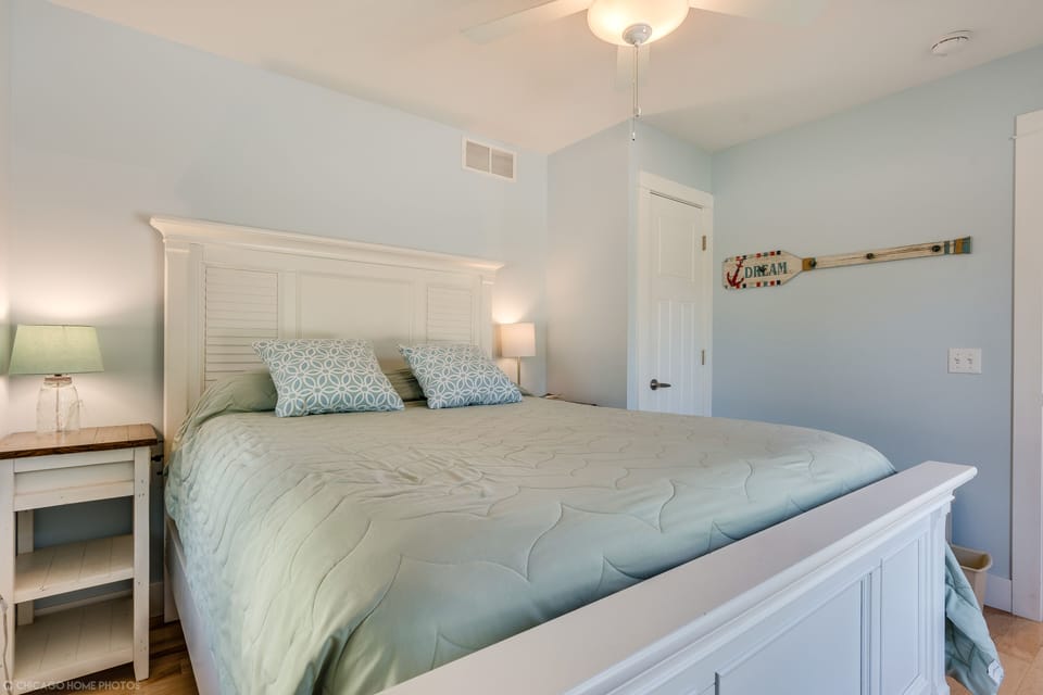 Lower level has room with queen bed plus room with 2 twins+trundle (east is bunk