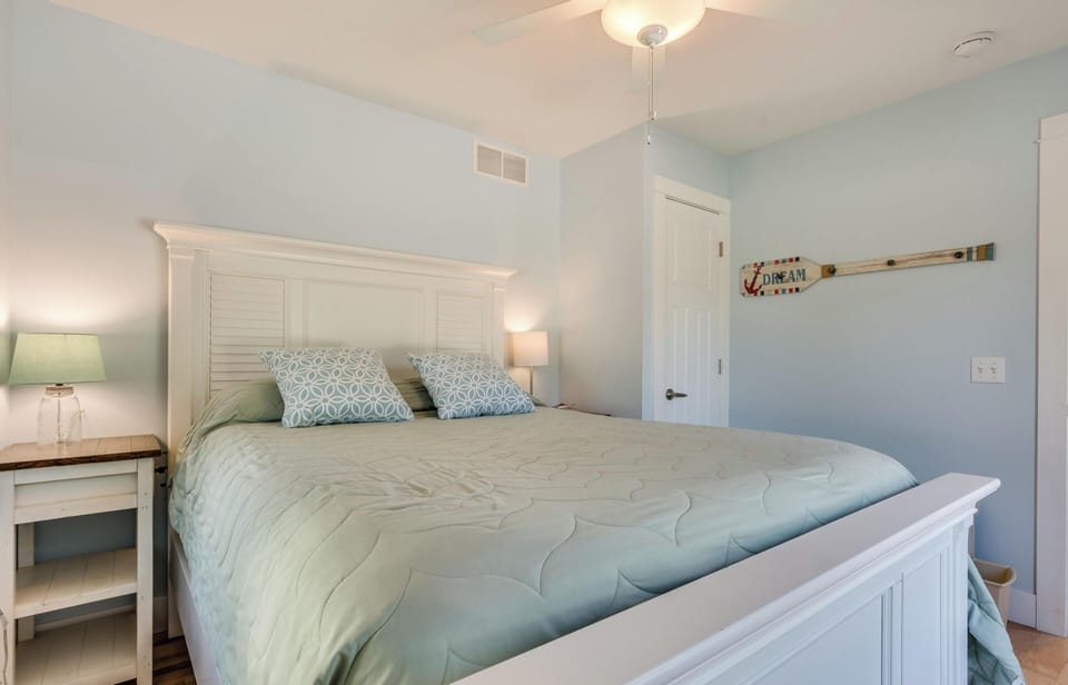 Lower level has room with queen bed plus room with 2 twins+trundle (east is bunk