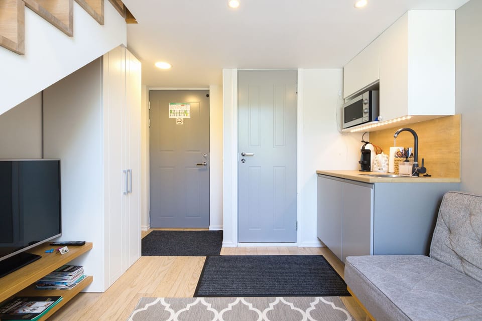 At a glance: wardrobe left; entrance and bathroom ahead—easy layout.