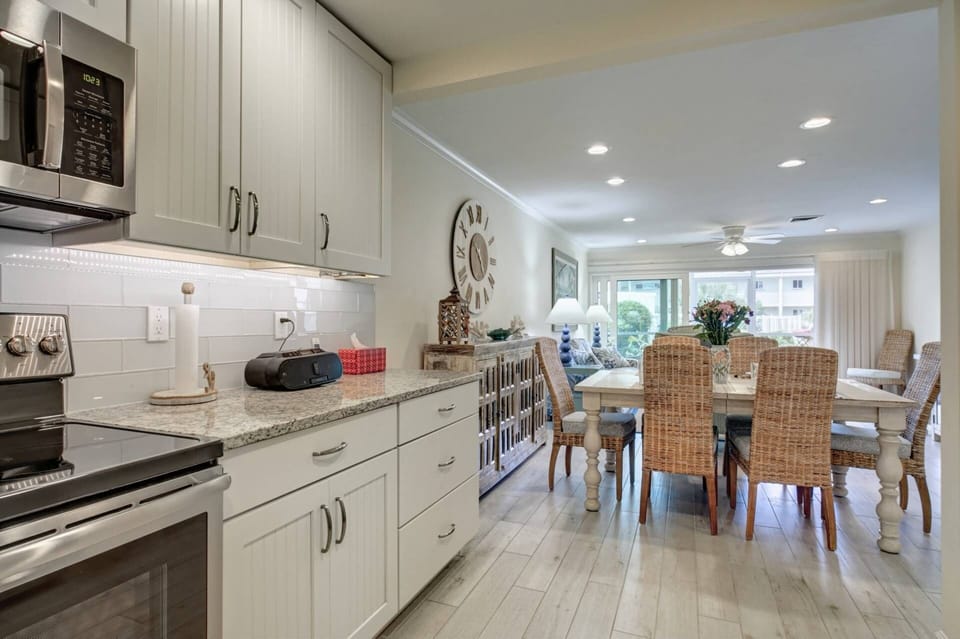 Beautiful new kitchen and dining area.